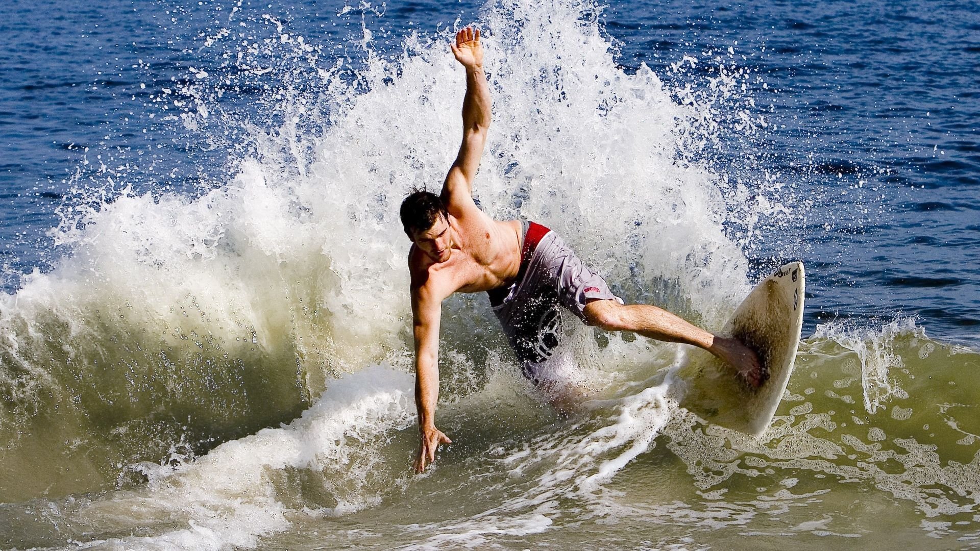 孙兴慜压力下完成爆发,阿尔及利亚连续得分压制拜仁,足球世界的双面启示