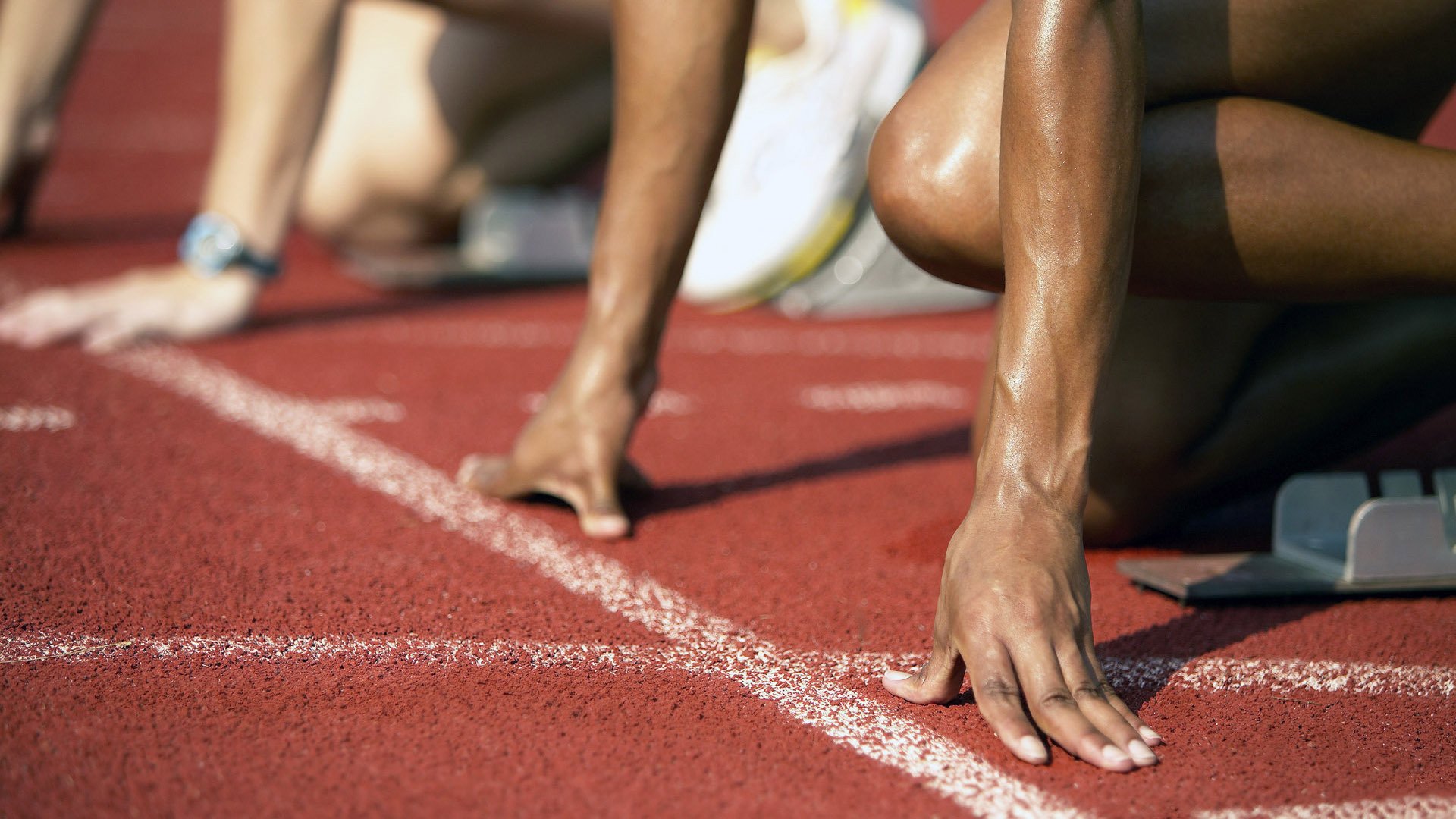 布鲁诺接管F1揭幕战，摩纳哥巅峰对决的幽灵在赛道游荡